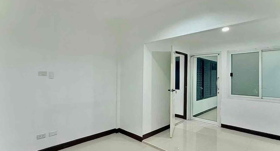 Casa en venta y en alquiler de 8 habitaciones en Huai Khwang, Bangkok