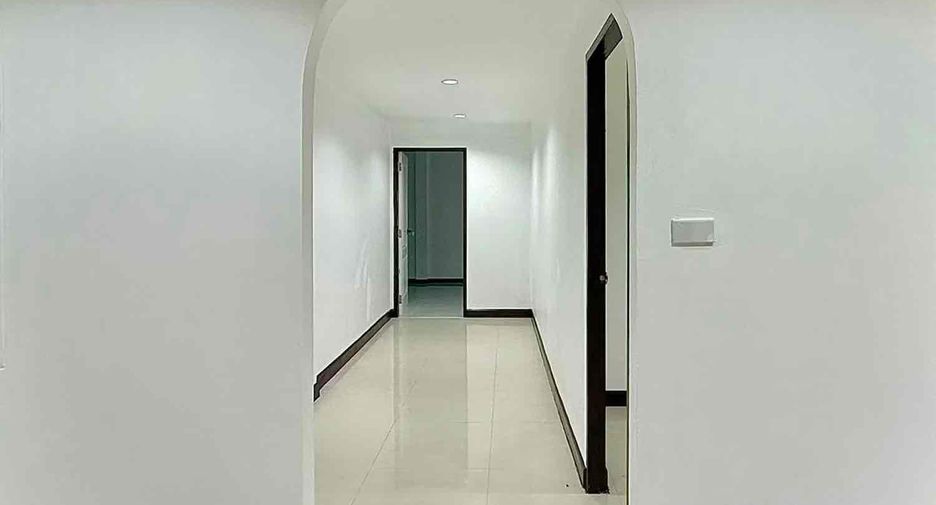 Casa en venta y en alquiler de 8 habitaciones en Huai Khwang, Bangkok