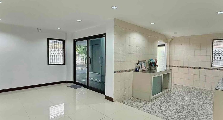 Casa en venta y en alquiler de 8 habitaciones en Huai Khwang, Bangkok