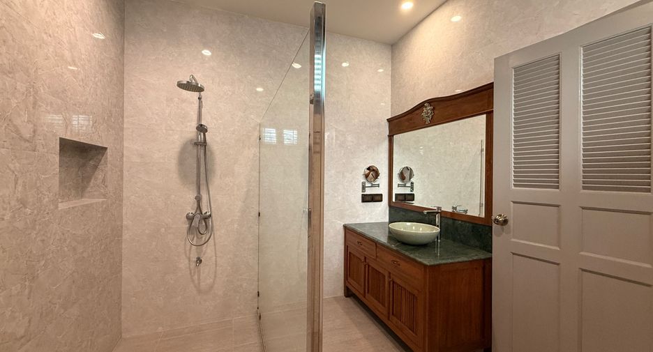 For rent and for sale 5 bedrooms house in San Kamphaeng, Chiang Mai