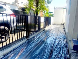 Casa adosada en venta de 3 habitaciones en Phra Samut Chedi, Samut Prakan
