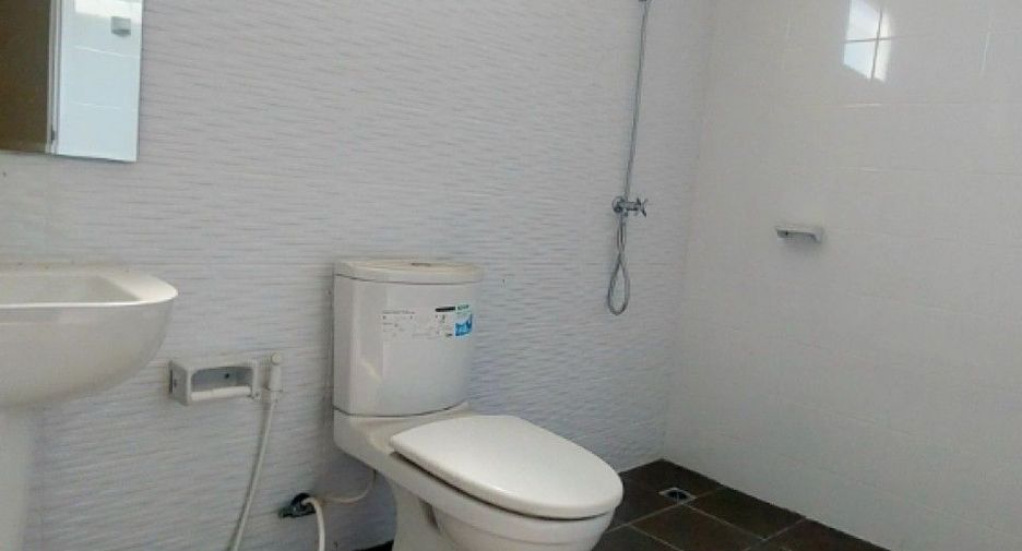 Casa adosada en venta de 3 habitaciones en Phra Samut Chedi, Samut Prakan