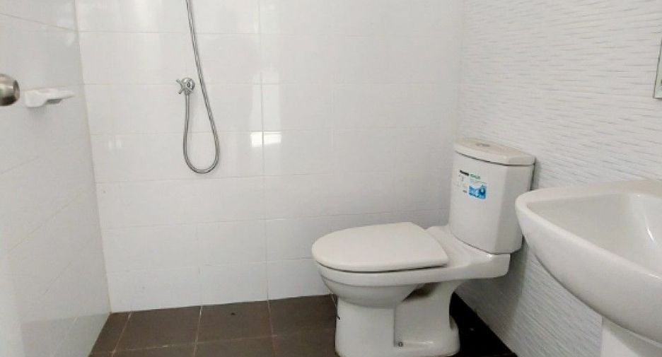 Casa adosada en venta de 3 habitaciones en Phra Samut Chedi, Samut Prakan