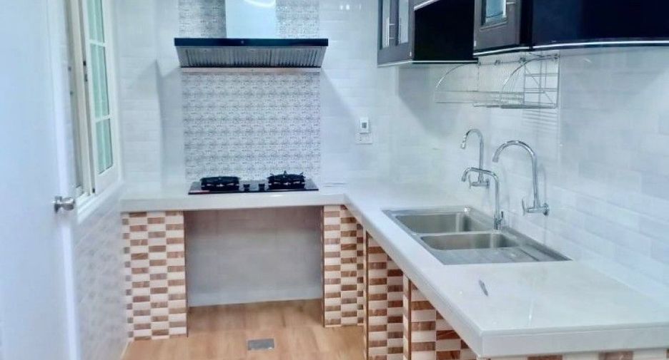 For rent and for sale 4 bedrooms townhouse in Phra Pradaeng, Samut Prakan