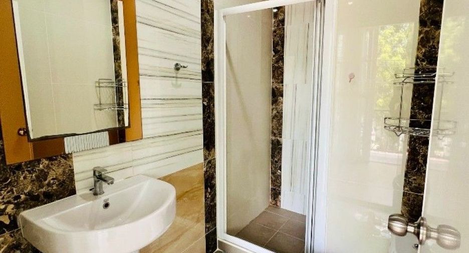 For rent and for sale 4 bedrooms townhouse in Phra Pradaeng, Samut Prakan