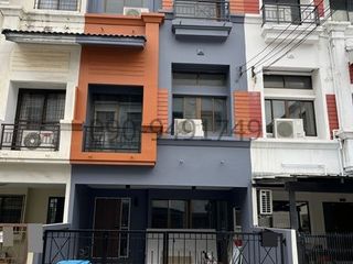For rent 4 bedrooms townhouse in Wang Thonglang, Bangkok