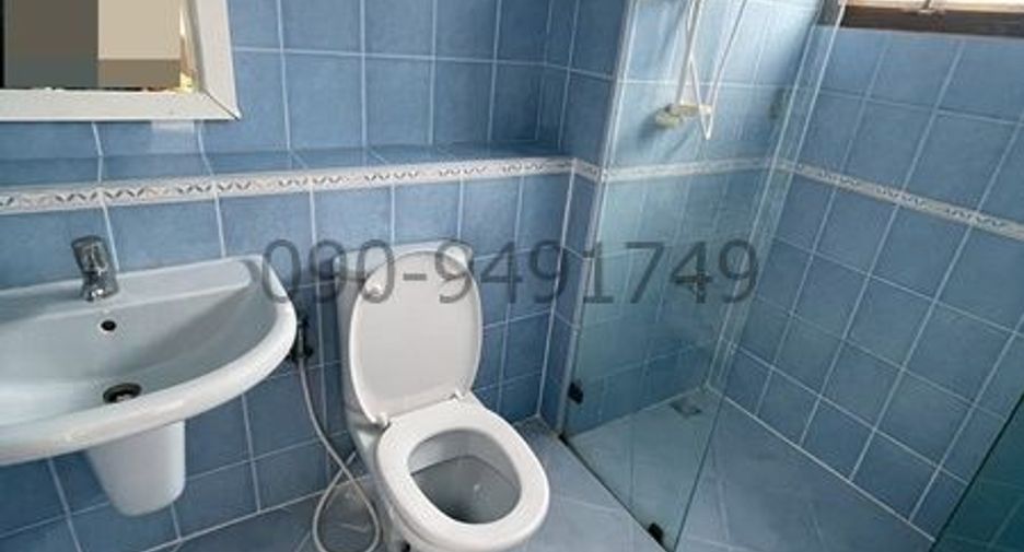 For rent 4 bedrooms townhouse in Wang Thonglang, Bangkok