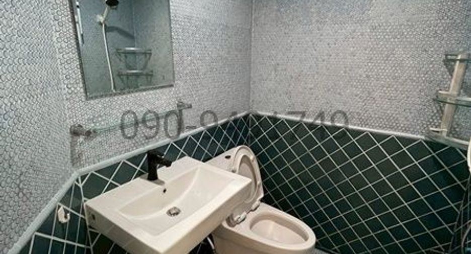 For rent 4 bedrooms townhouse in Wang Thonglang, Bangkok