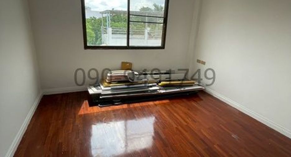 For rent 4 bedrooms townhouse in Wang Thonglang, Bangkok