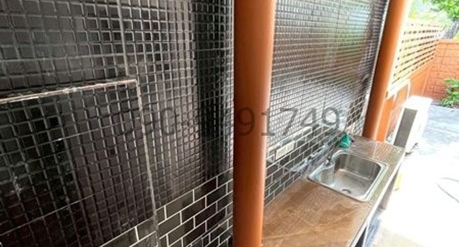 For rent 4 bedrooms townhouse in Wang Thonglang, Bangkok