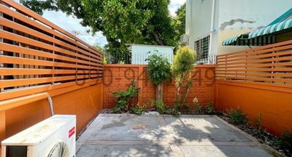 For rent 4 bedrooms townhouse in Wang Thonglang, Bangkok