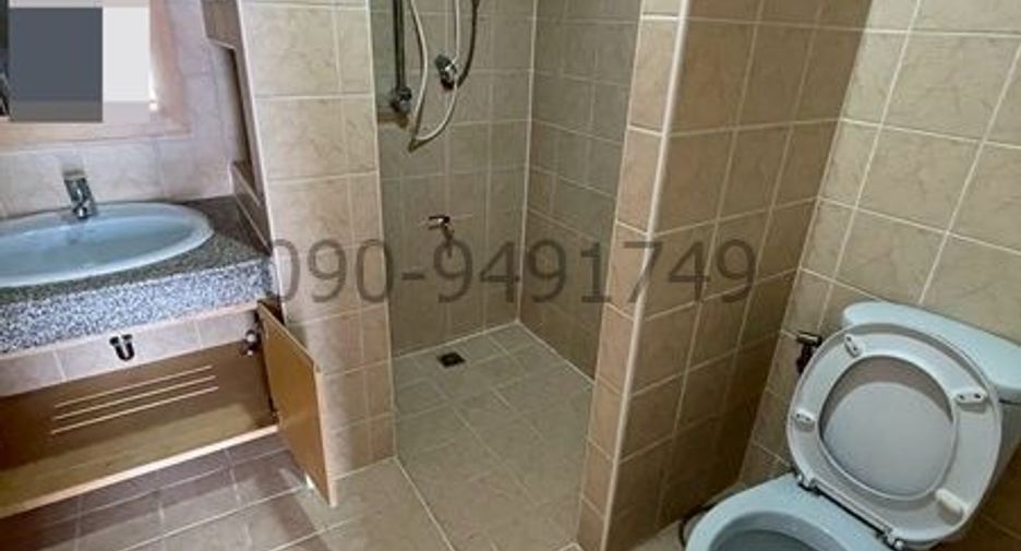 For rent 4 bedrooms townhouse in Wang Thonglang, Bangkok