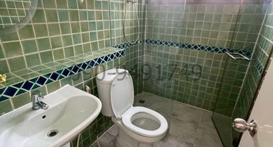 For rent 4 bedrooms townhouse in Wang Thonglang, Bangkok