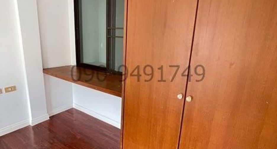 For rent 4 bedrooms townhouse in Wang Thonglang, Bangkok