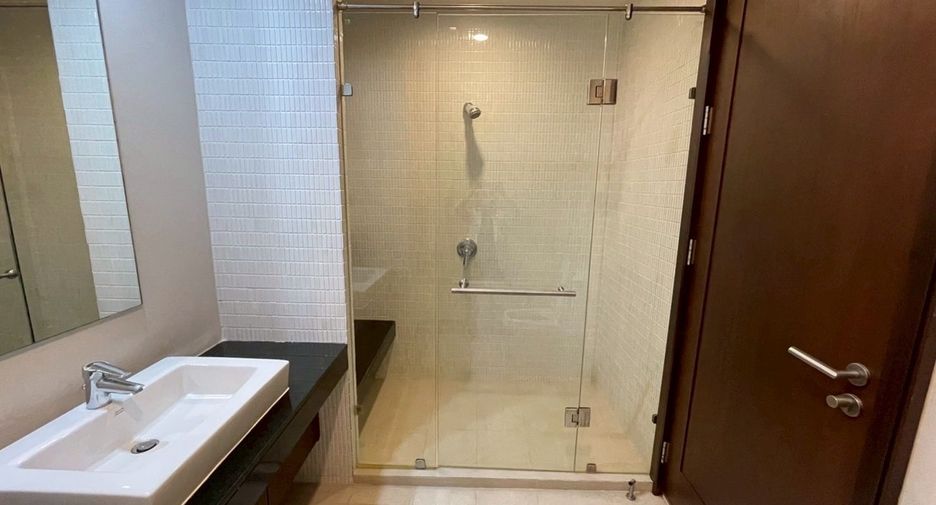 Condo en alquiler de 3 habitaciones en Watthana, Bangkok