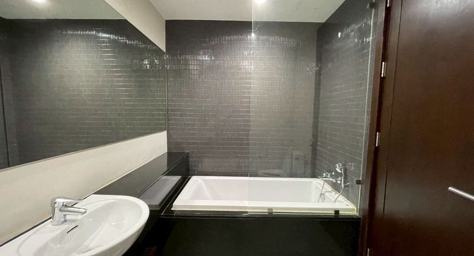 Condo en alquiler de 3 habitaciones en Watthana, Bangkok