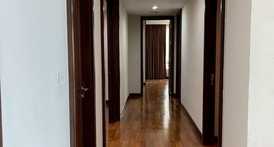 Condo en alquiler de 3 habitaciones en Watthana, Bangkok