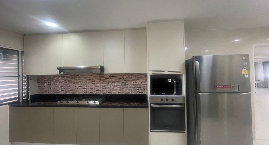 Wohnung zur Miete mit 3 Zimmer in Khlong Toei, Bangkok