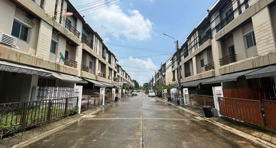 Продажа 1 кровать таунхаус в Тхунг Кхру, Бангкок