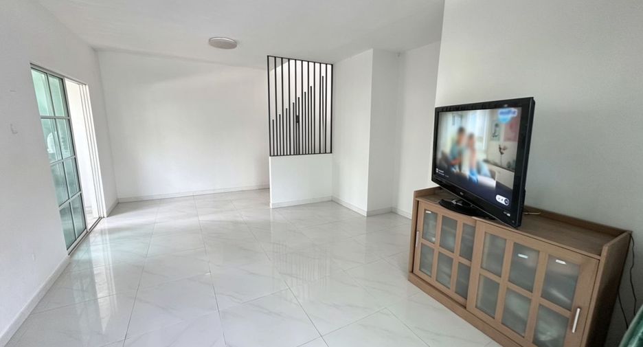 For sale 3 bedrooms townhouse in Khlong Luang, Pathum Thani