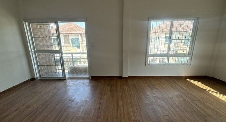 For sale 3 bedrooms townhouse in Nong Chok, Bangkok