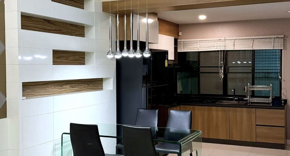 Haus zur Miete mit 3 Zimmer in Khlong Toei, Bangkok
