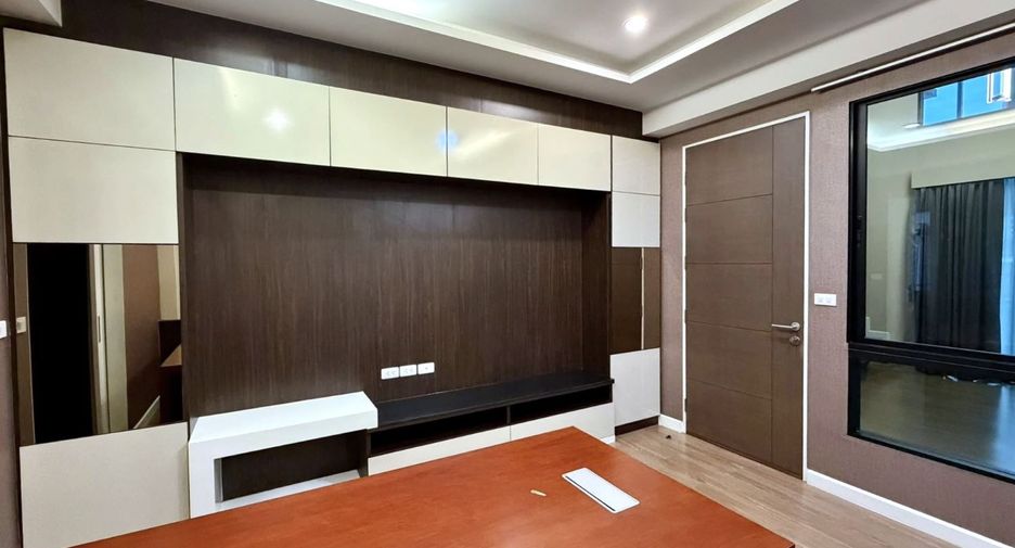 Haus zur Miete mit 3 Zimmer in Khlong Toei, Bangkok