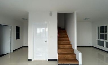 Продажа 3 спальни таунхаус в Лат Крабанг, Бангкок