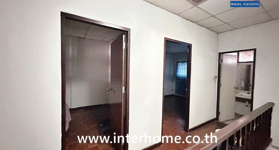 Casa adosada en venta de 3 habitaciones en Bang Khen, Bangkok