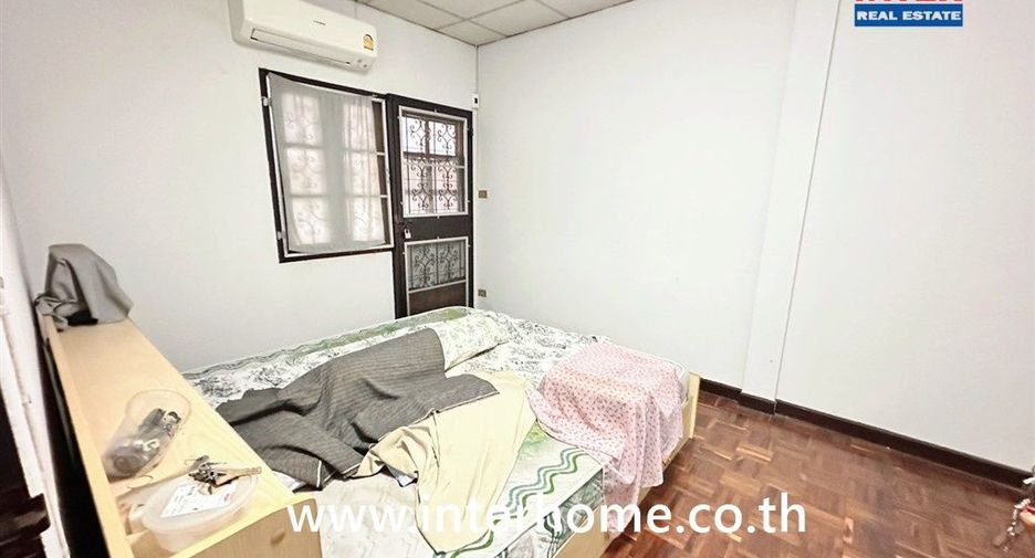 Casa adosada en venta de 3 habitaciones en Bang Khen, Bangkok