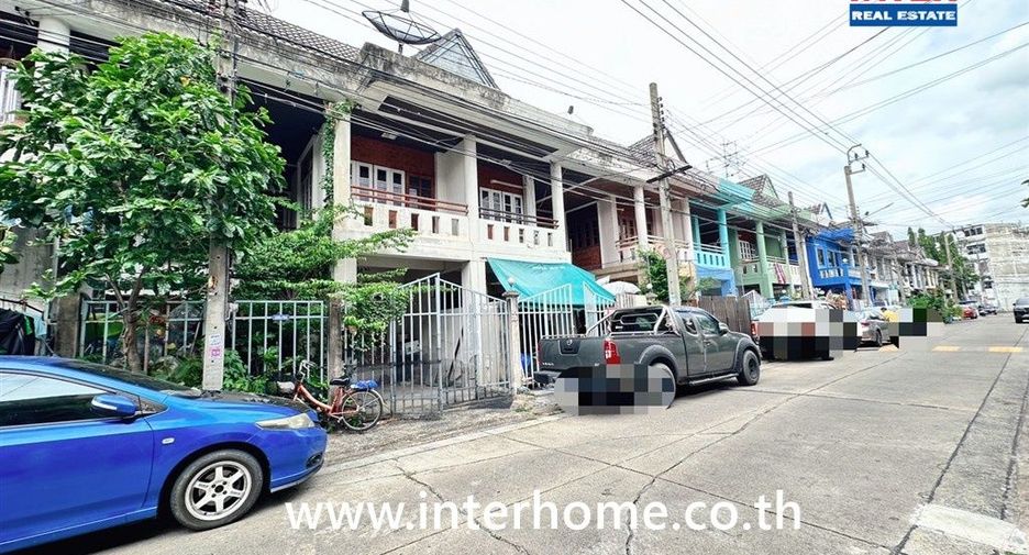 Casa adosada en venta de 3 habitaciones en Bang Khen, Bangkok