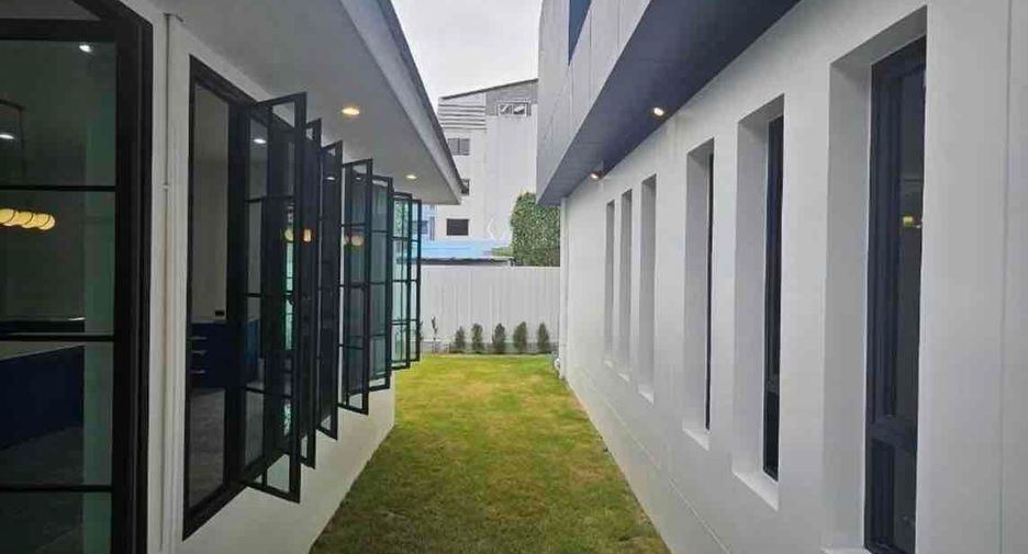 À vendre et à louer 5 chambres maison à Phra Khanong, Bangkok