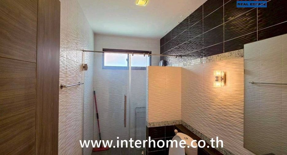 For sale 4 bedrooms house in Saraphi, Chiang Mai