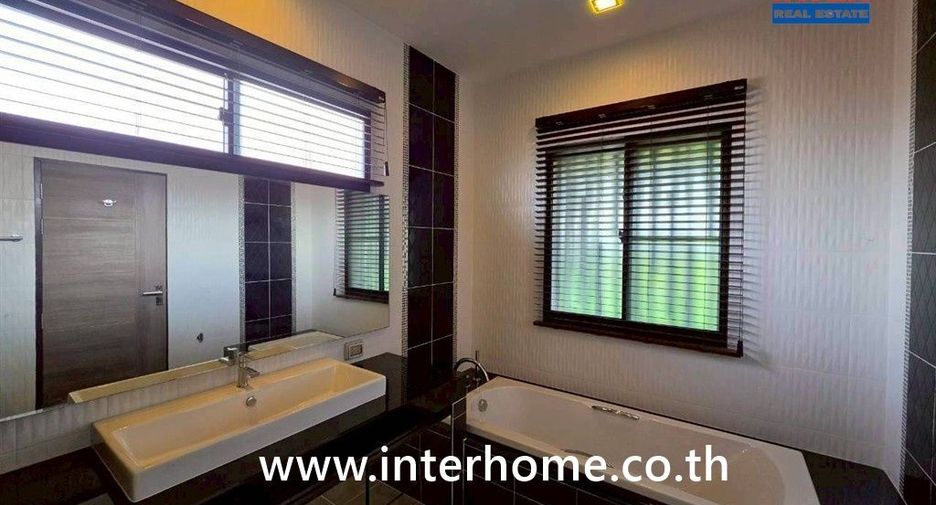 For sale 4 bedrooms house in Saraphi, Chiang Mai