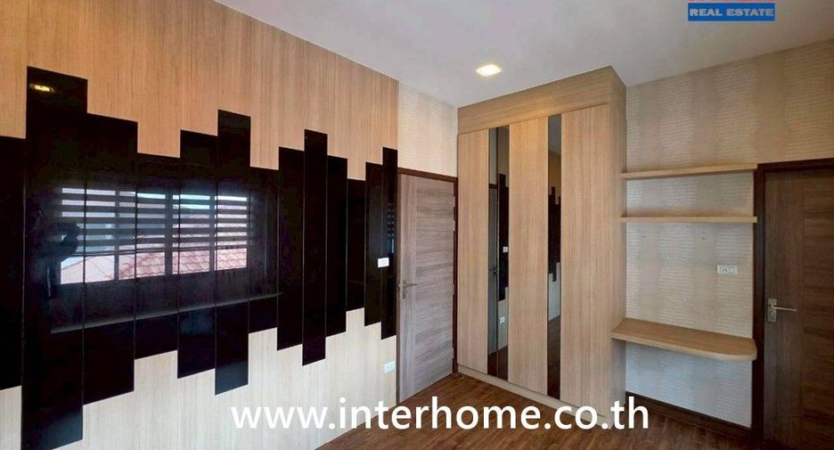 For sale 4 bedrooms house in Saraphi, Chiang Mai