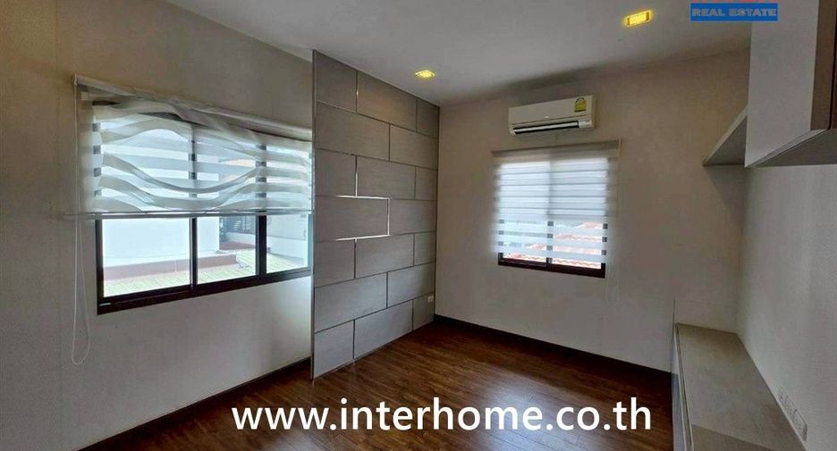 For sale 4 bedrooms house in Saraphi, Chiang Mai
