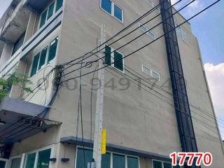 Casa adosada en venta de 4 habitaciones en Bang Phlat, Bangkok