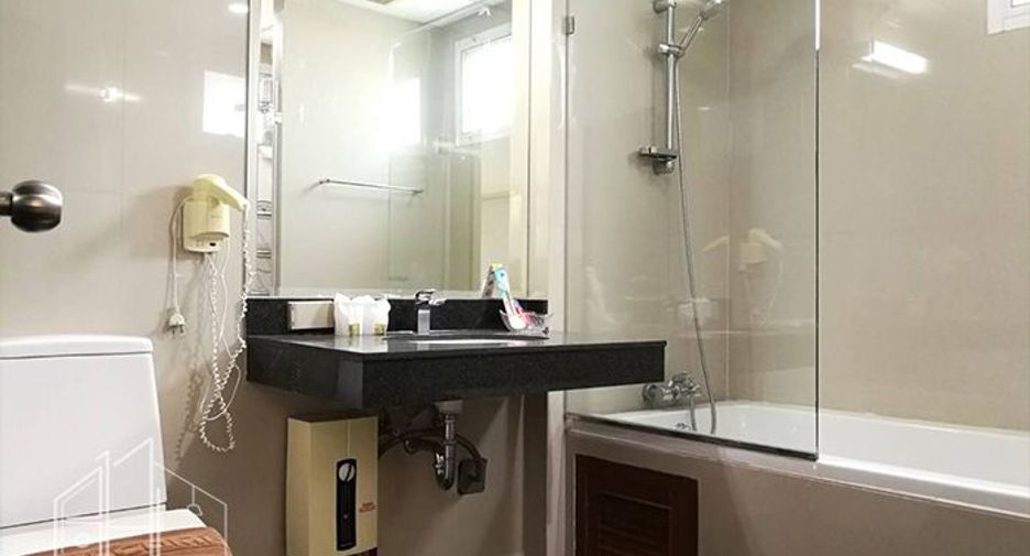 For rent 3 bedrooms condo in Khlong Toei, Bangkok