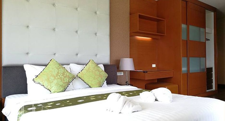For rent 3 bedrooms condo in Khlong Toei, Bangkok