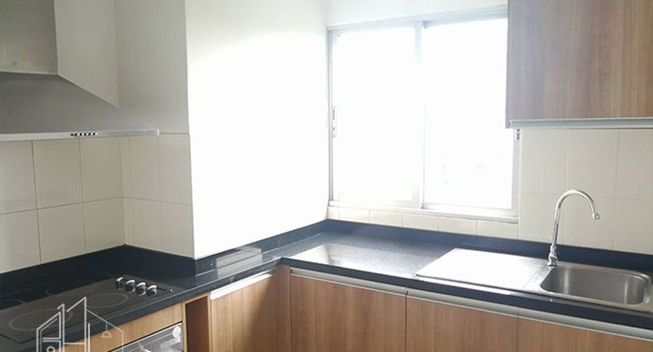 For rent 3 bedrooms apartment in Khlong Toei, Bangkok