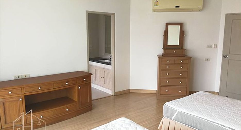 For rent 3 bedrooms apartment in Khlong Toei, Bangkok