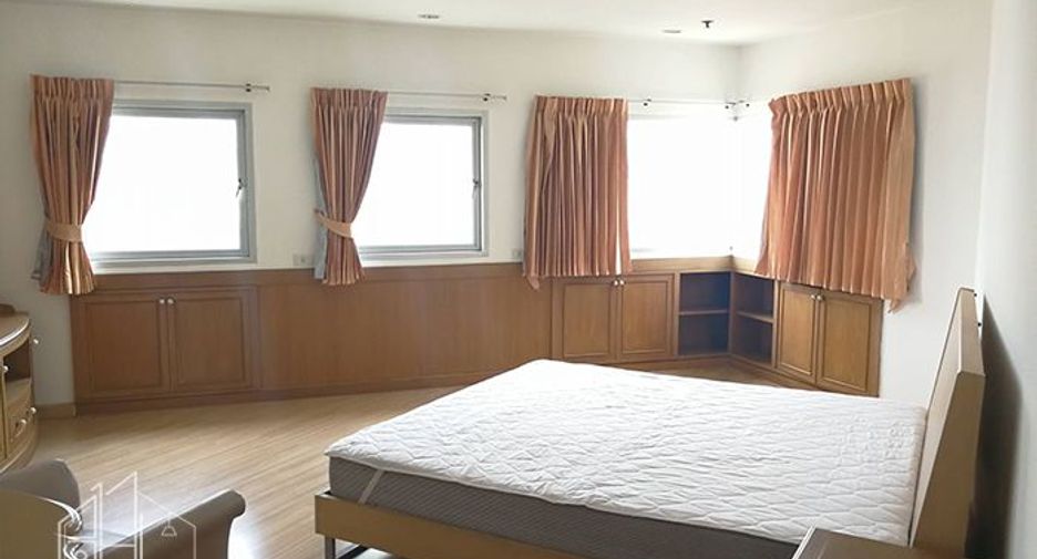 For rent 3 bedrooms apartment in Khlong Toei, Bangkok