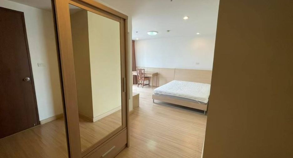For rent 3 bedrooms condo in Khlong Toei, Bangkok