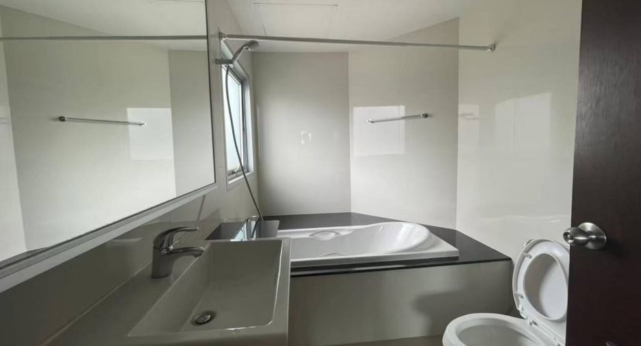 For rent 3 bedrooms condo in Khlong Toei, Bangkok