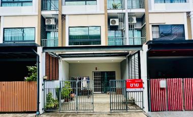 Casa adosada en venta de 4 habitaciones en Don Mueang, Bangkok