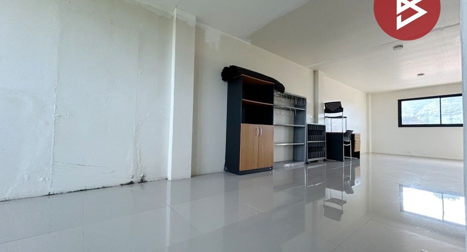Local comercial en venta de 4 habitaciones en Si Racha, Chonburi