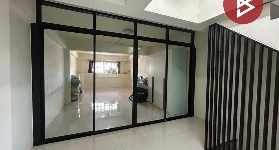 Local comercial en venta de 4 habitaciones en Si Racha, Chonburi
