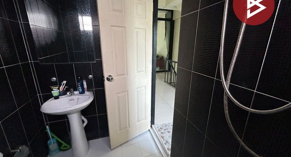 Local comercial en venta de 4 habitaciones en Si Racha, Chonburi