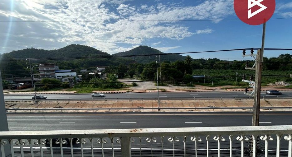 Local comercial en venta de 4 habitaciones en Si Racha, Chonburi