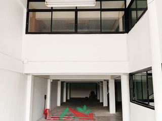 Local comercial en alquiler y en venta de 3 habitaciones en Taling Chan, Bangkok